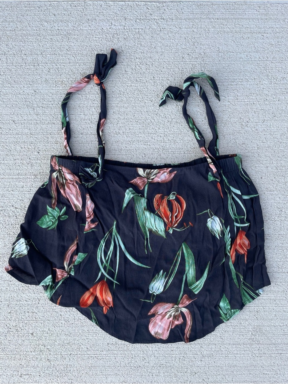 Astr the label floral tie strap cami blouse black romantic top medium